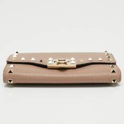 مملوكة مسبقًا Valentino Dusty Pink Leather Rockstud Wallet on Chain