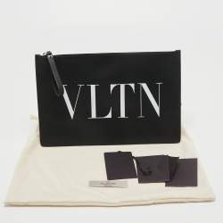 مملوكة مسبقًا Valentino Black Leather VLTN Clutch