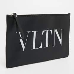 مملوكة مسبقًا Valentino Black Leather VLTN Clutch