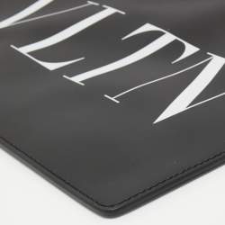 مملوكة مسبقًا Valentino Black Leather VLTN Clutch