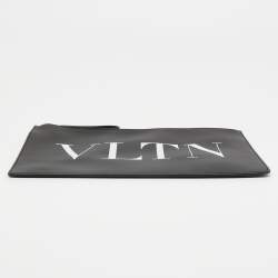 مملوكة مسبقًا Valentino Black Leather VLTN Clutch