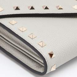 مملوكة مسبقًا Valentino Grey Leather Rockstud Wallet On chain