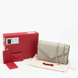 مملوكة مسبقًا Valentino Grey Leather Rockstud Wallet On chain