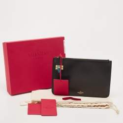 مملوكة مسبقًا Valentino Black Leather Small Rockstud Lock Flat Pouch 