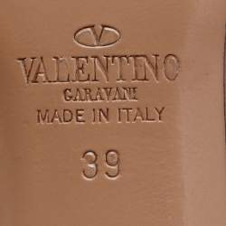 مملوكة مسبقًا Valentino Beige/Pink Leather Rockstud Ankle Strap Pumps Size 39