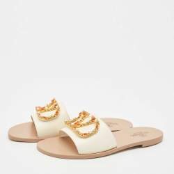 Pre Owned صندل سلايد فلات فالنتينو جلد عاجي مزخرف بشعار V مقاس 38.5