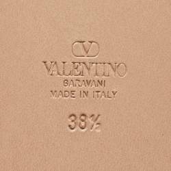 Pre Owned صندل سلايد فلات فالنتينو جلد عاجي مزخرف بشعار V مقاس 38.5