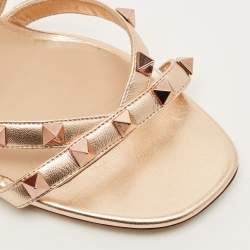 Pre Owned صندل فالنتينو مرصع بروكستد و بسير حرف "تي" جلد برونزي ميتاليك مقاس 38.5