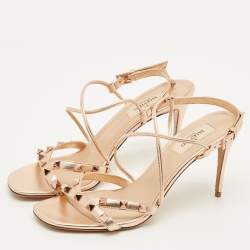 Pre Owned صندل فالنتينو مرصع بروكستد و بسير حرف "تي" جلد برونزي ميتاليك مقاس 38.5