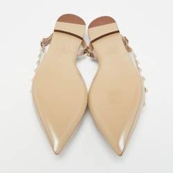 مملوكة مسبقًا حذاء باليرينا فلات فالنتينو روكستد جلد لامع بيج بحزام مقاس 35