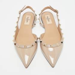 مملوكة مسبقًا حذاء باليرينا فلات فالنتينو روكستد جلد لامع بيج بحزام مقاس 35