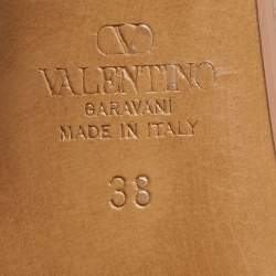 مملو�كة مسبقًا حذاء كعب عالي فالنتينو بيج لامع هروب بشعار V مقاس 38