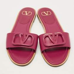 Pre Owned صندل فلات فاخرة فالنتينو شعار V جلد لون خمري مقاس 39