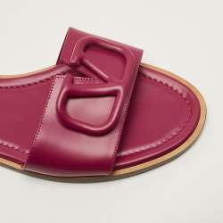 Pre Owned صندل فلات فاخرة فالنتينو شعار V جلد لون خمري مقاس 39