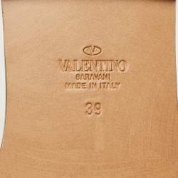 Pre Owned صندل فلات فاخرة فالنتينو شعار V جلد لون خمري مقاس 39