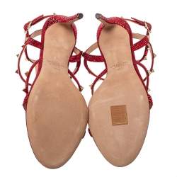 Pre Owned صندل فالنتينو سكارلت سويدي أحمر مزخرف كريستال روكستد بحزام للكاحل مقاس 38.5