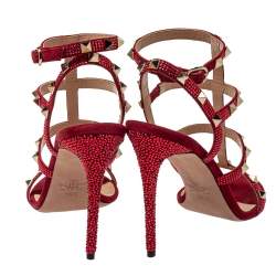 Pre Owned صندل فالنتينو سكارلت سويدي أحمر مزخرف كريستال روكستد بحزام للكاحل مقاس 38.5