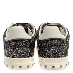 مملوكة مسبقًا حذاء رياضى فالنتينو منخفض من أعلى فلاى كرو جلد وغليتر أبيض / أسود مقاس 36
