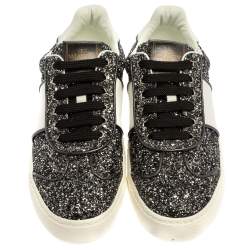 مملوكة مسبقًا حذاء رياضى فالنتينو منخفض من أعلى فلاى كرو جلد وغليتر أبيض / أسود مقاس 36