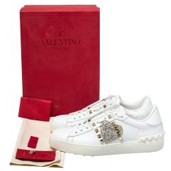 مملوكة مسبقًا حذاء رياضي فالنتينو يونيتد روكستد وجلد مطرز قلب أبيض مقاس 38