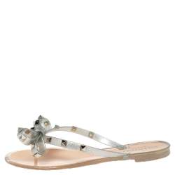 مملوكة مسبقًا صندل فلات بإصبع فالنتينو جيلي ميتالك رصاصي مزين فيونكة مرصع روكستد مقاس 36