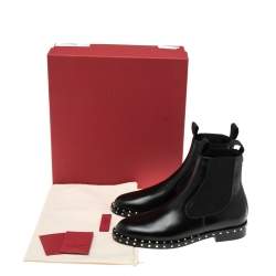 مملوكة مسبقًا حذاء بوت كاحل فالنتينو جلد أسود مرصع روكستد مقاس 39