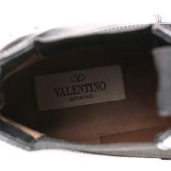 مملوكة مسبقًا حذاء بوت كاحل فالنتينو جلد أسود مرصع روكستد مقاس 39