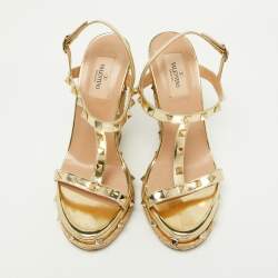 مملوكة مسبقًا صندل فالنتينو روكستد جلد ذهبي كعب روكي نعل سميك مقاس 36.5