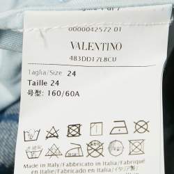 مملوكة مسبقًا بنطلون جينز دينيم فالنتينو أزرق أيقونوغراف صغير مقاس الخصر 27 بوصة