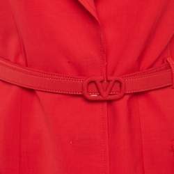 مملوكة مسبقًا فستان فالنتينو كريب بحزام أحمر قصير مقاس متوسط