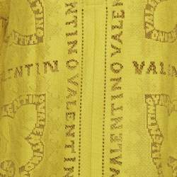 Pre Owned طقم شورت وبلوزة فالنتينو جاكارد بشعار أصفر واسع مقاس كبير (لارج)