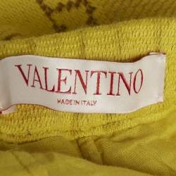 Pre Owned طقم شورت وبلوزة فالنتينو جاكارد بشعار أصفر واسع مقاس كبير (لارج)