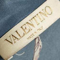 بلوزة فالنتينو أزرار أمامية تفاصيلة ربطة رقبة حرير مطبوع متعدد الألوان مقاس كبي�ر