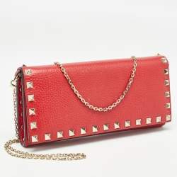 مملوكة مسبقًا Valentino Red Leather Rockstud Flap Wallet on Chain