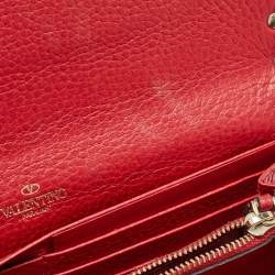 مملوكة مسبقًا Valentino Red Leather Rockstud Flap Wallet on Chain