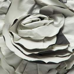 مملوكة مسبقًا Valentino White Leather 3D Rose Petal Shopper Tote