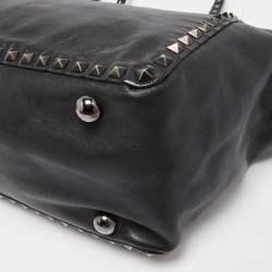 مملوكة مسبقًا حقيبة يد توتس فالنتينو ترابيز جلد سوداء مرصعة روكستد متوسطة 