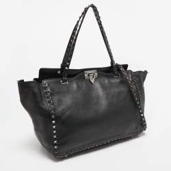 مملوكة مسبقًا حقيبة يد توتس فالنتينو ترابيز جلد سوداء مرصعة روكستد متوسطة 