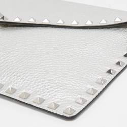 Pre Owned حقيبة كلتش فالنتينو جلد حُبيبي سوداء مرصعة قلاب نمط مظروف