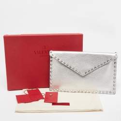 Pre Owned حقيبة كلتش فالنتينو جلد حُبيبي سوداء مرصعة قلاب نمط مظروف