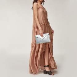 Pre Owned حقيبة كلتش فالنتينو جلد حُبيبي سوداء مرصعة قلاب نمط مظروف