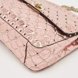 مملوكة مسبقًا Valentino Metallic Pink Quilted Leather Medium Rockstud Spike Top Handle Bag