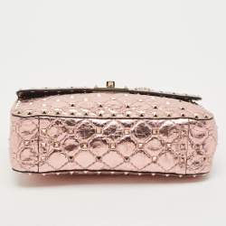 مملوكة مسبقًا Valentino Metallic Pink Quilted Leather Medium Rockstud Spike Top Handle Bag