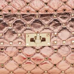 مملوكة مسبقًا Valentino Metallic Pink Quilted Leather Medium Rockstud Spike Top Handle Bag