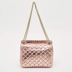 مملوكة مسبقًا Valentino Metallic Pink Quilted Leather Medium Rockstud Spike Top Handle Bag