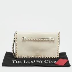 مملوكة مسبقًا حقيبة كلتش فالنتينو روكستاد جلد أبيض عاجي معصم