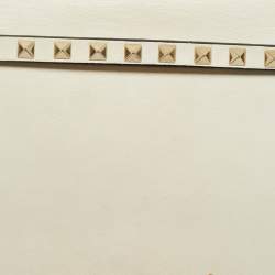 مملوكة مسبقًا حقيبة كلتش فالنتينو روكستاد جلد أبيض عاجي معصم