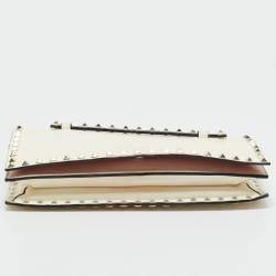 مملوكة مسبقًا حقيبة كلتش فالنتينو روكستاد جلد أبيض عاجي معصم