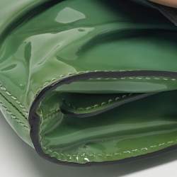 مملوكة مسبقًا حقيبة كلتش فالنتينو جلد لامع أخضر/بيج مع قوس