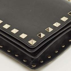 مملوكة مسبقًا حقيبة كلتش فالنتينو روكستد جلد أسود سلسلة